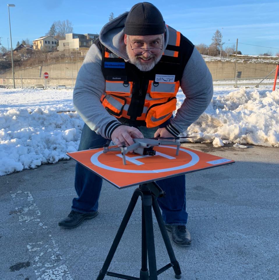 Arnold Reithaar mit Drohne am Startplatz